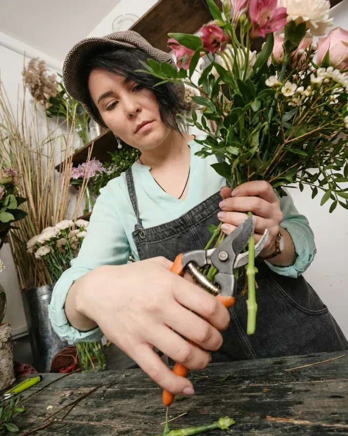 A florist trimming stems for a bouquet